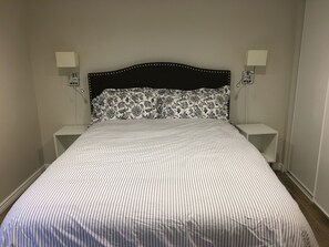 Queen bed with 10" Lucid memory foam bed, bamboo sheets and cozy comforter