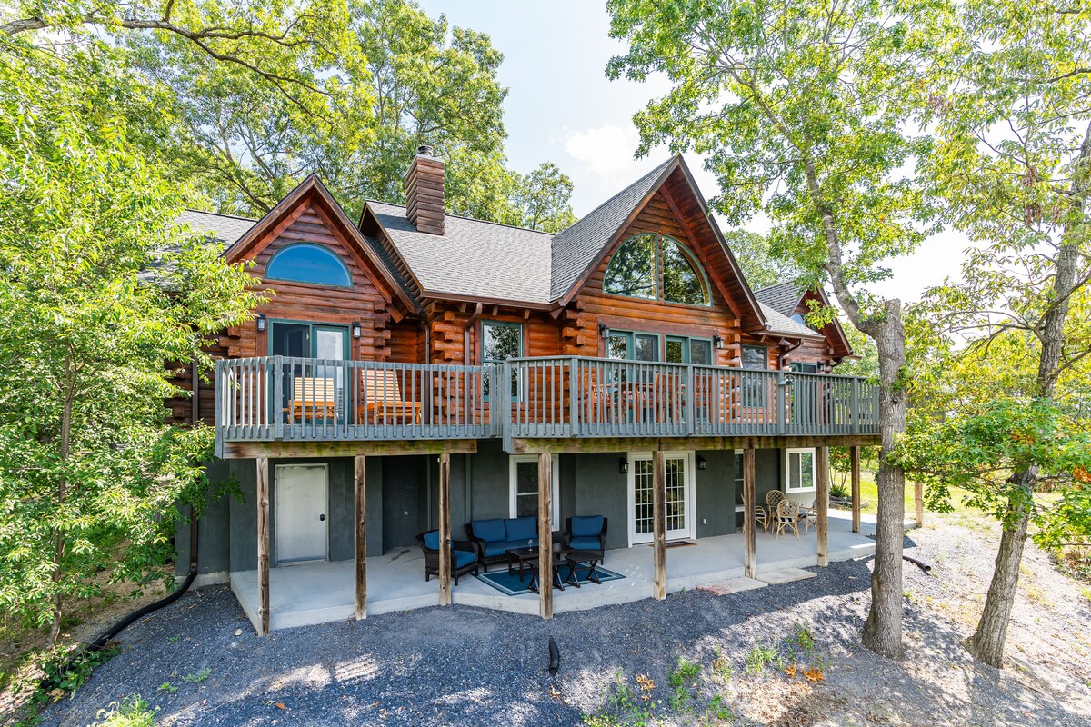 Riverfront Oasis with Mountain Views, close to town
