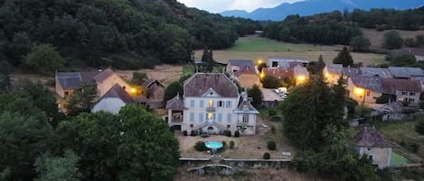 La maison avec le Grand Colombier en arrière plan 