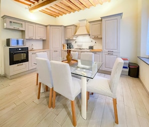 Kitchen with Table for 6 people