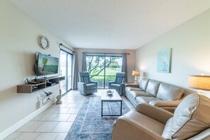 Spacious great room with a queen sleeper sofa and 3 comfy recliners