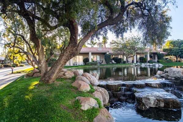 The Peaceful Plumosa sits on the golf course next to a beautiful water feature