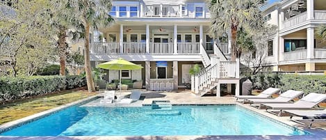 Amazing private oasis, a pool/bar & room to lounge. This is Southern living!