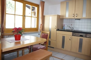 (06)Zwei-Raum-Ferienwohnung, 60 qm, 2-3 Personen, Extra Schlafzimmer, Küche und Balkon-die Wohnung 6