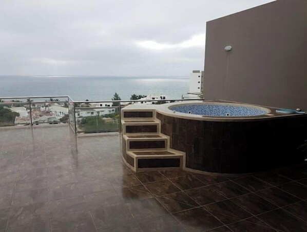 Outdoor spa tub