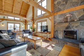 Living Room | Smart TV | Fireplace | Free WiFi