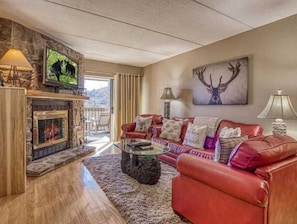 Alpine Lookout's cozy living room