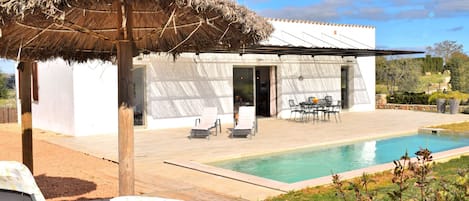 Finca grande, piscina y jardín privados. Alquiler vacacional