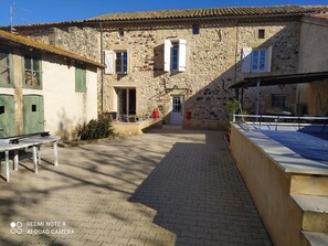 Cours intérieur , pigeonnier a gauche , piscine a droite. Tonnelle a droite.