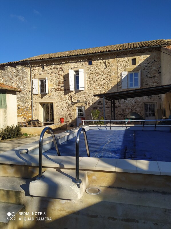 Façade du Mas avec piscine