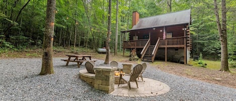 Lazy Bear Cove- Front driveway view of the cabin