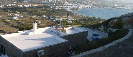 Vue extérieure du bâtiment. vue de la maison avec les alentours