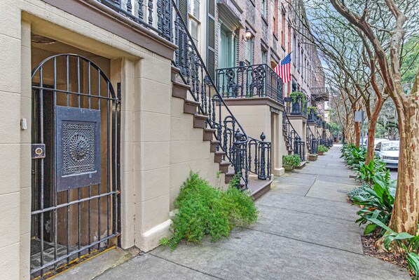 Welcome to Chatham Square Hideaway