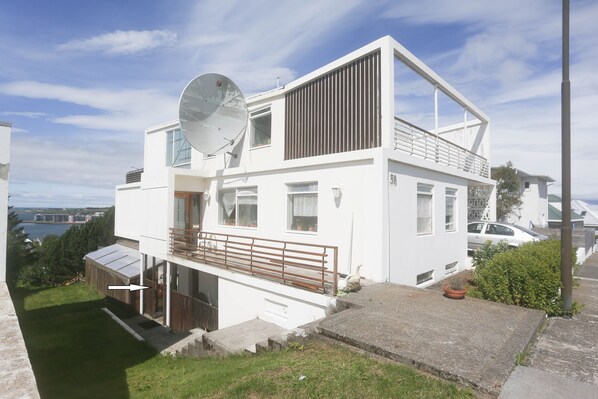 Photograph of the villa housing the apartment