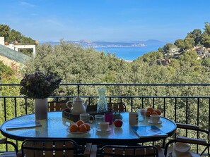 Semi-attached house with sea views to 1.5 kms to the beach. 6 people.BEGUR