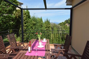 Semi-attached house with sea views to 1.5 kms to the beach. 6 people.BEGUR