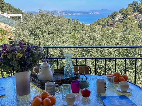 Semi-attached house with sea views to 1.5 kms to the beach. 6 people.BEGUR