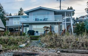 4 bedroom home, walk on oceanfront