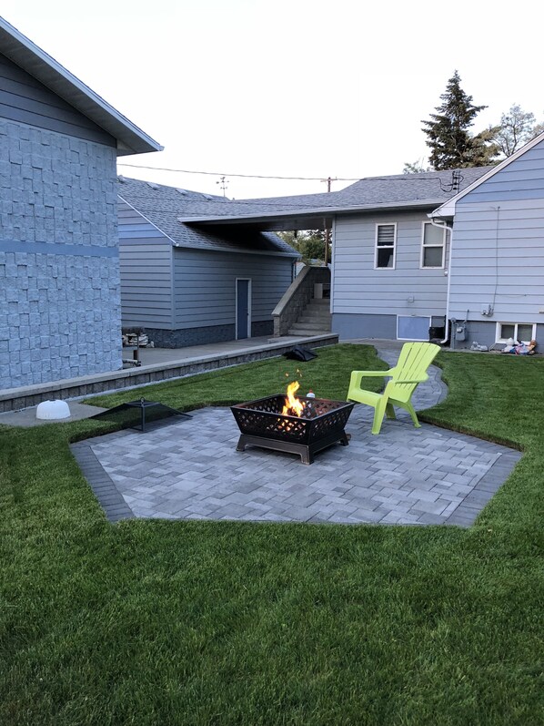Enjoy the fire pit in a big beautiful yard! Wood provided.