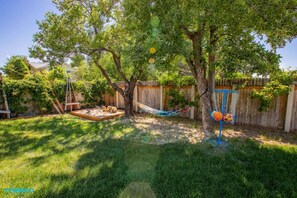 Embrace outdoor fun with a hammock, frisbee golf, and a sandpit. Enjoy leisurely relaxation in the hammock, test your disc golf skills, and let the kids play in the sand. In the fall, indulge in apple picking and savor the seasonal harvest.