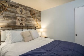 Spend a pleasant night's sleep in a queen-size bed. Then, when you wake up, you may relax on luxurious cushions and soft linens and start the day feeling revived. Our warm and pleasant bedroom provides the ideal haven for unwinding and sound sleep.