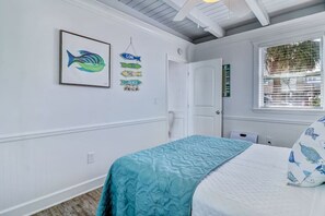 Bedroom | Queen bed