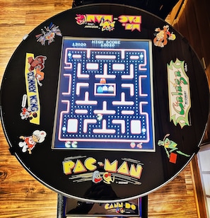 Jack Daniels whiskey barrel with 60 classic video games, no quarters needed!