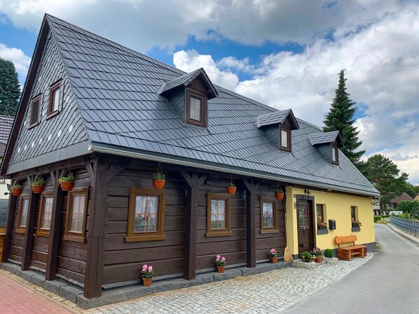 Wolke, Himmel, Pflanze, Gebäude, Eigentum, Fenster, Baum, Haus, Holz, Abstellgleis