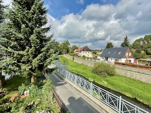 Wolke, Pflanze, Himmel, Gebäude, Natürliche Landschaft, Grundstueck, Baum, Strassenbelag, Zaun, Gras