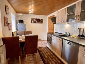 Bilderrahmen, Cabinetry, Countertop, Herd, Küchengerät, Holz, Interior Design, Stuhl, Küche, Flooring