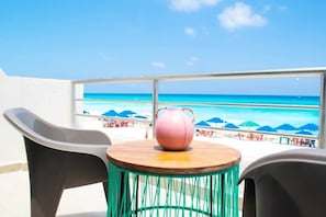 Balcony, first floor, feel the breeze of the sea / Balcon, planta alta