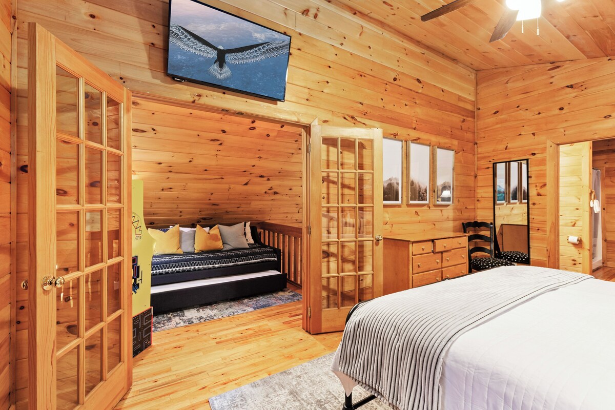 ⭐️Gorgeous Blue Ridge Cabin!⭐️ Jul Specials! HOT TUB, King Bed, Fire pit, BBQ!