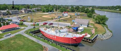 Thats your vacation home behind the Ship! Great views of the canal! 