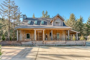 The front of Lewis, a custom cedar cabin built with your vacation in mind.