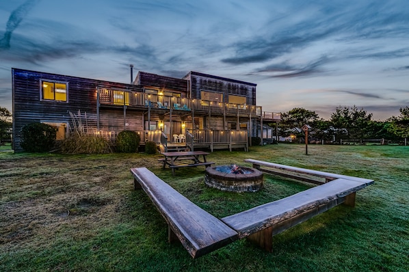 Gather your for a luxury coastal getaway at Goondocks Beach Farmhouse. 