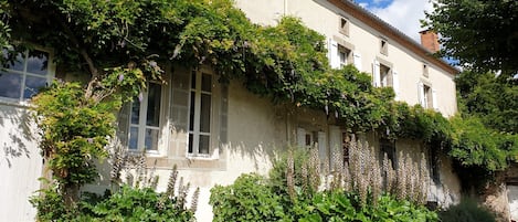 la maison vue de la terrasse