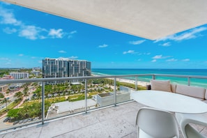Private Balcony Overlooking the Ocean!