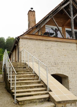 Escalier extérieur menant au gîte
