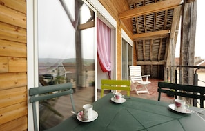 Balcon avec salon de jardin