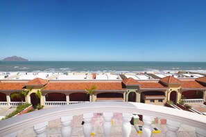 las palmas jerrys beach club house roof top community and beach view