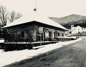 La maison... sous son manteau de neige. Conditions hivernales.