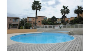 piscine avec ses 2 plages
