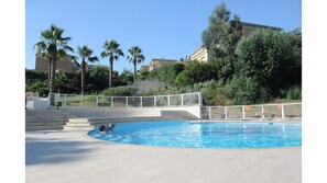 Piscine avec 2 bains 