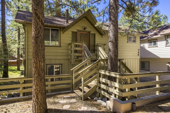 Big Bear Vacation Rental | 2BR | 1.5BA | 1,250 Sq Ft | Stairs Required