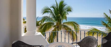 Beach Front Spectacular Views & sounds of waves from 2 balconies  