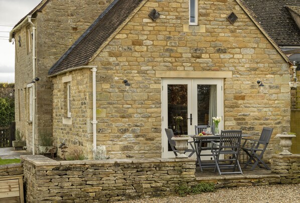 Shepherds Cottage provides all the modern comforts you would expect from a perfect home from home in the Cotswolds