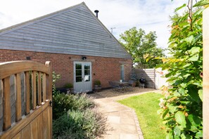 Furrow Barn Garden - StayCotswold