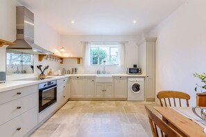 Furrow Barn Kitchen - StayCotswold