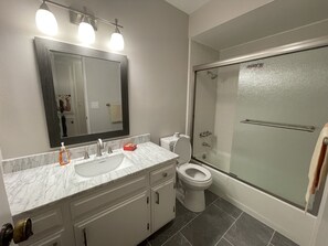 Main bathroom with tub