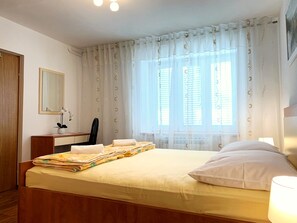 Schlafzimmer 1